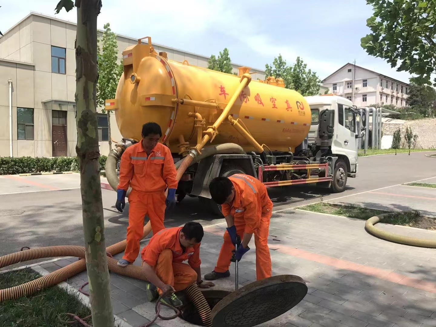 固始管道疏通车停在窨井附近