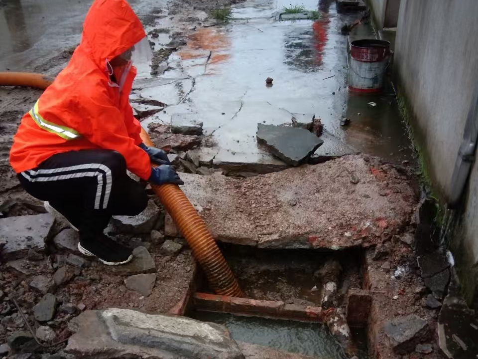 固始专业清理污水池 炜誉市政以规范流程守护城市 “肠道”